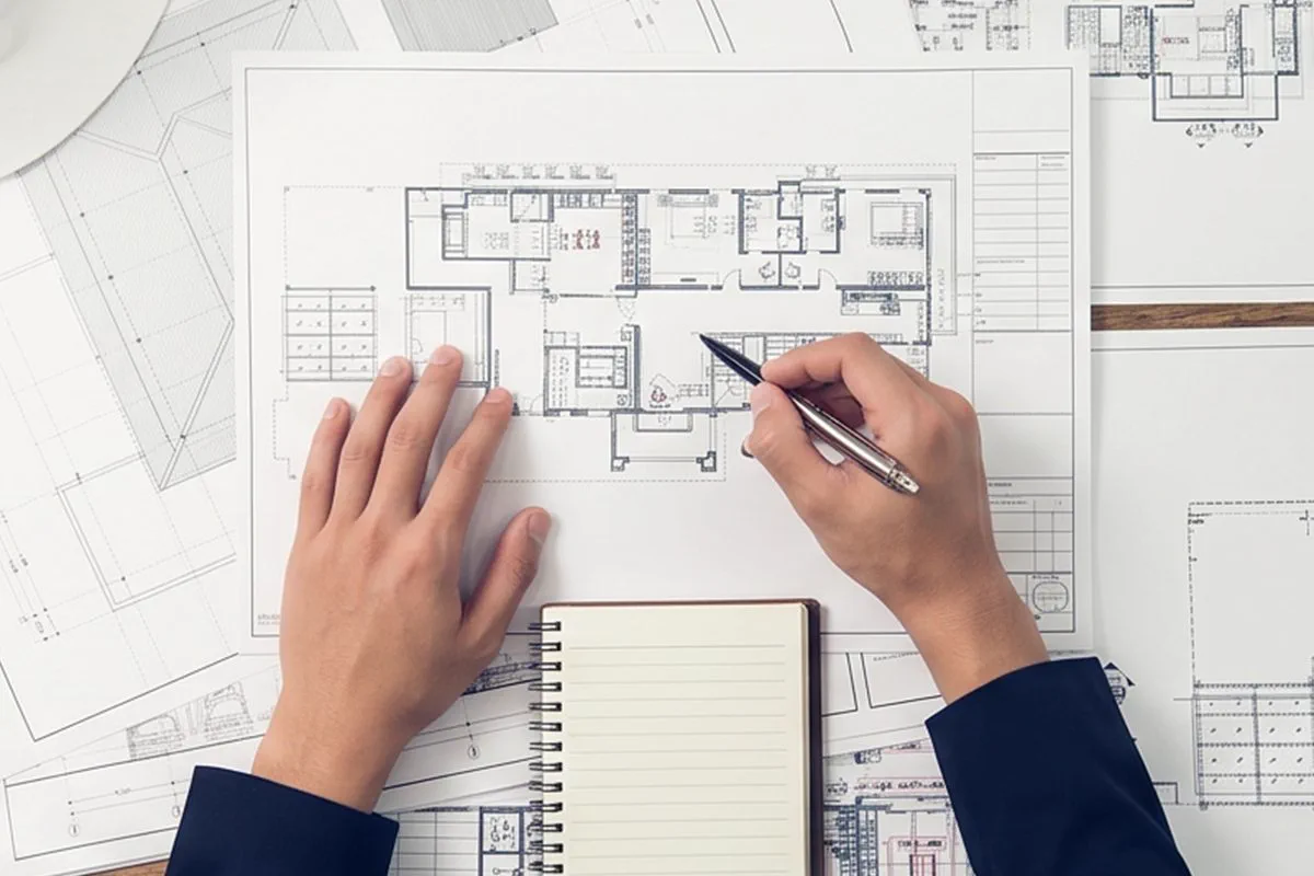 Revisión de planos y documentación de una vivienda antes de cerrar la compra en Ferrol